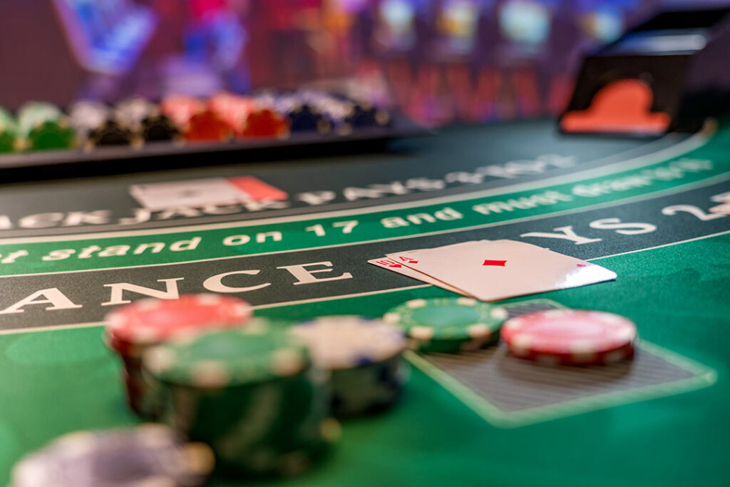 Pokerchips und Spielkarten auf einem grünen Casinotisch
