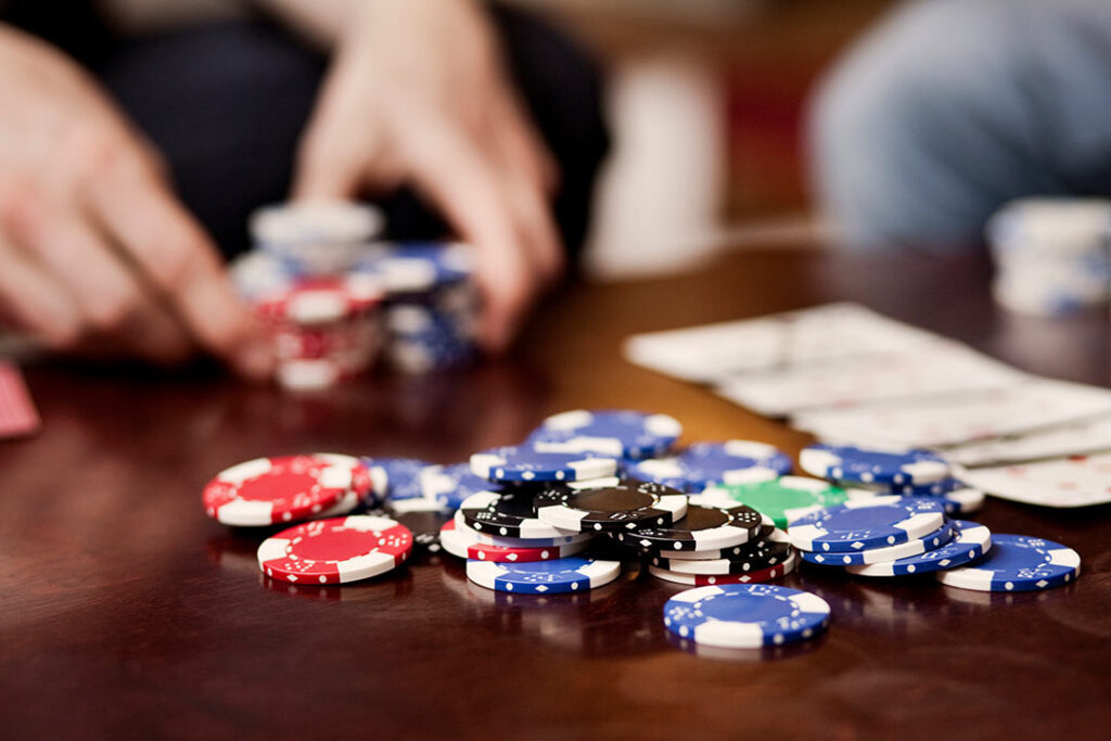 Hände sortieren bunte Pokerchips für einen Casino-Abend