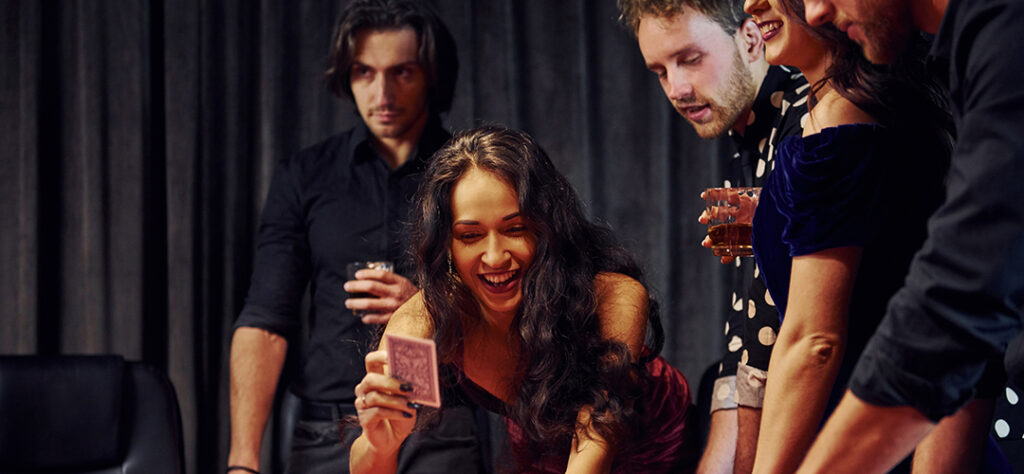 Team beim Casino-Abend als Firmenevent an einem Spieltisch