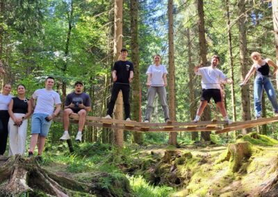 Fertige Hängebrücke beim Teambuilding-Event im Wald
