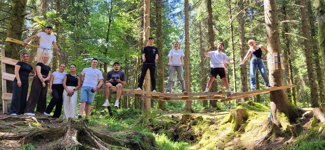 Fertige Hängebrücke beim Teambuilding-Event im Wald