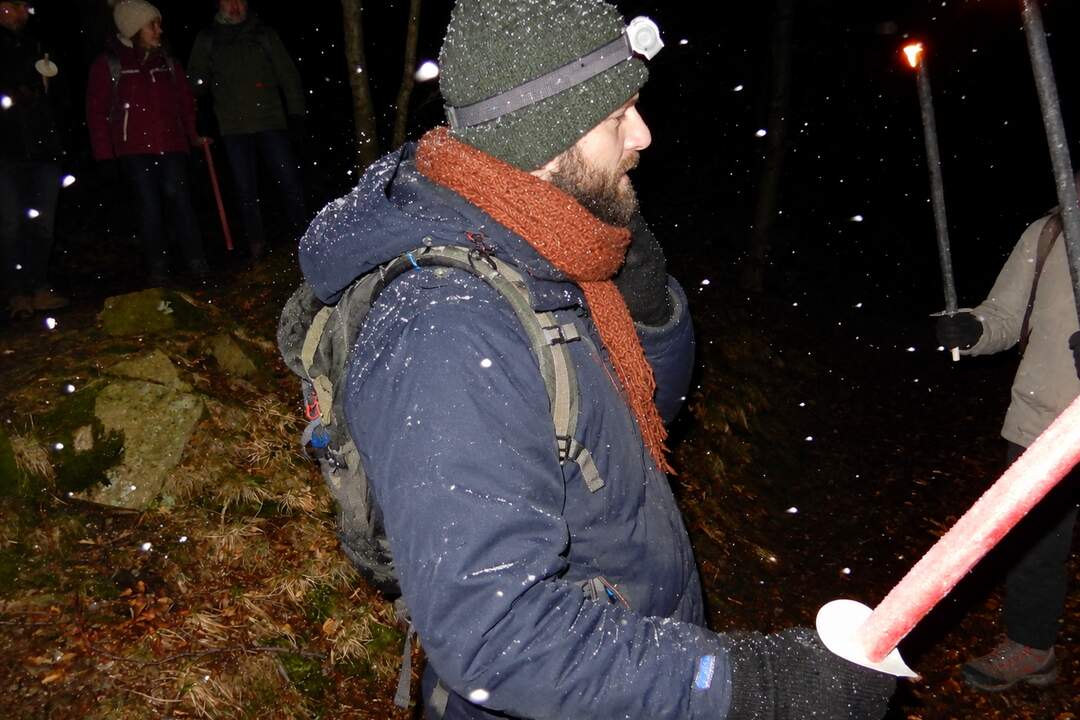 Fackelwanderungen im Schnee mit mehreren brennenden Fackeln