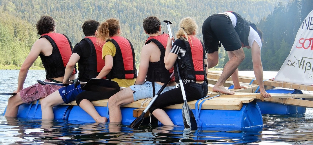 Team beim Floßbau als Teamevent auf einem See im Schwarzwald