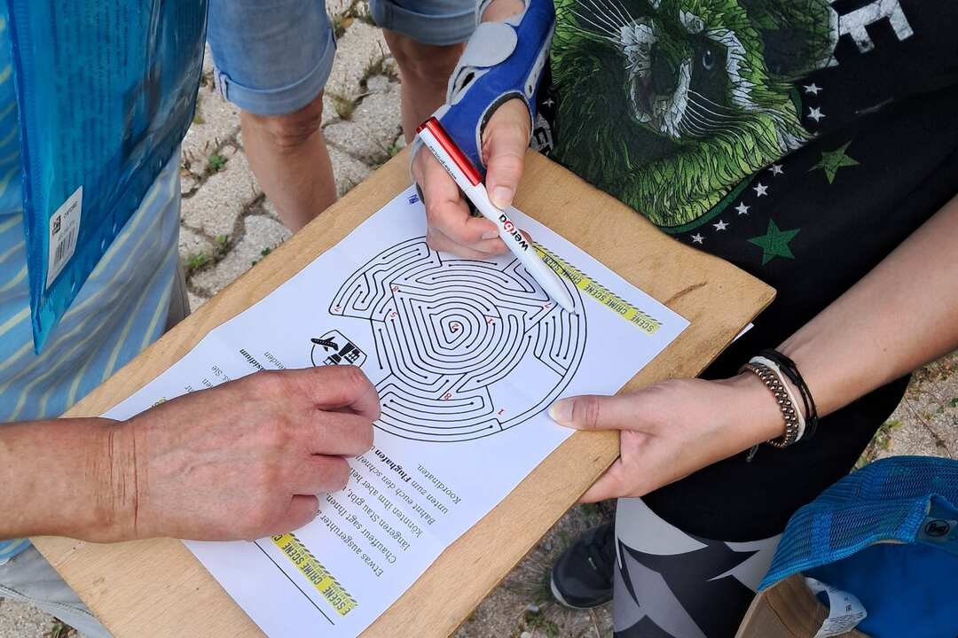 Teilnehmende lösen gemeinsam eine Labyrinth-Aufgabe.
