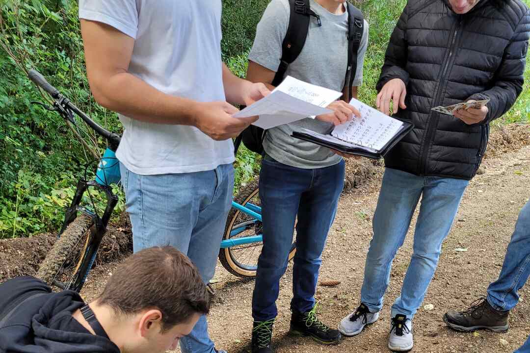 Team wertet Dokumente und Spuren bei einer gemeinsamen Ermittlungsaufgabe aus.