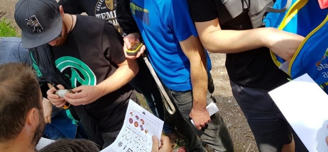 Team löst gemeinsam eine GPS-Aufgabe beim Geocaching Teamevent