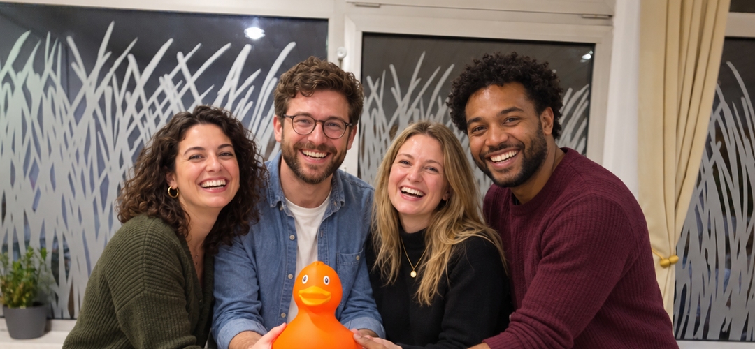 Siegerteam einer Team-Quiz-Challenge präsentiert gemeinsam die gewonnene Ente