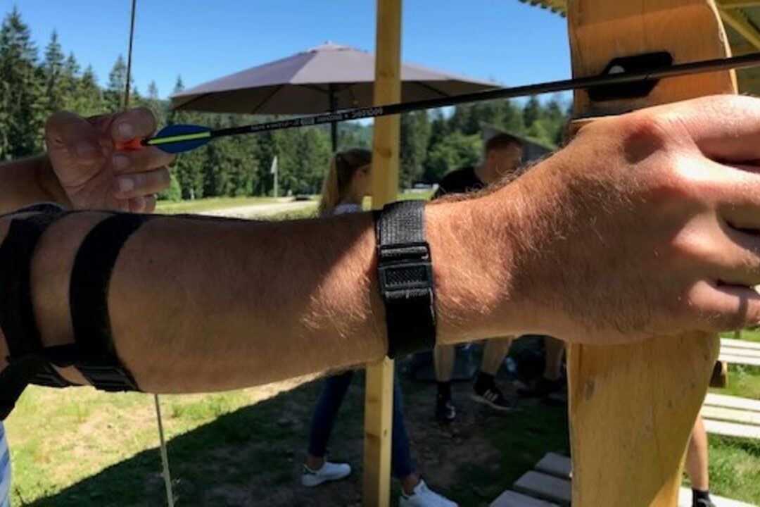 Nahaufnahme eines Teilnehmenden mit gespanntem Bogen