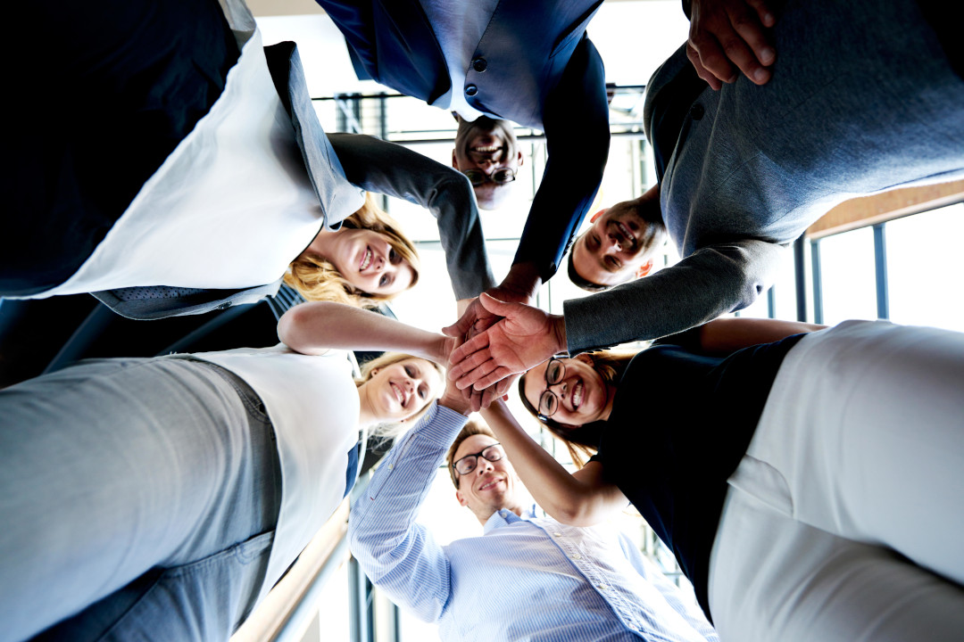 Begeisterte Spieler von Teamopoly XXL im Büro für Teambuilding Event